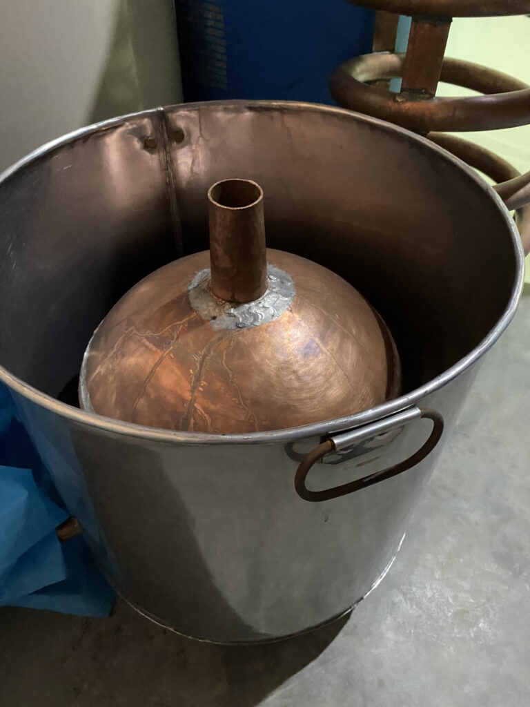 The montera of a pot still with a refrescadora